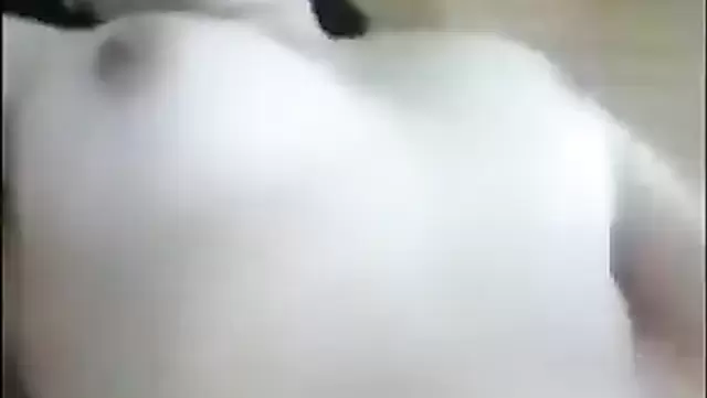 Киргизская девушка расслабляется в соло